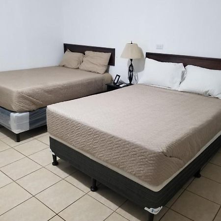 Judys Home - Bed And Breakfast Retalhuleu Ngoại thất bức ảnh