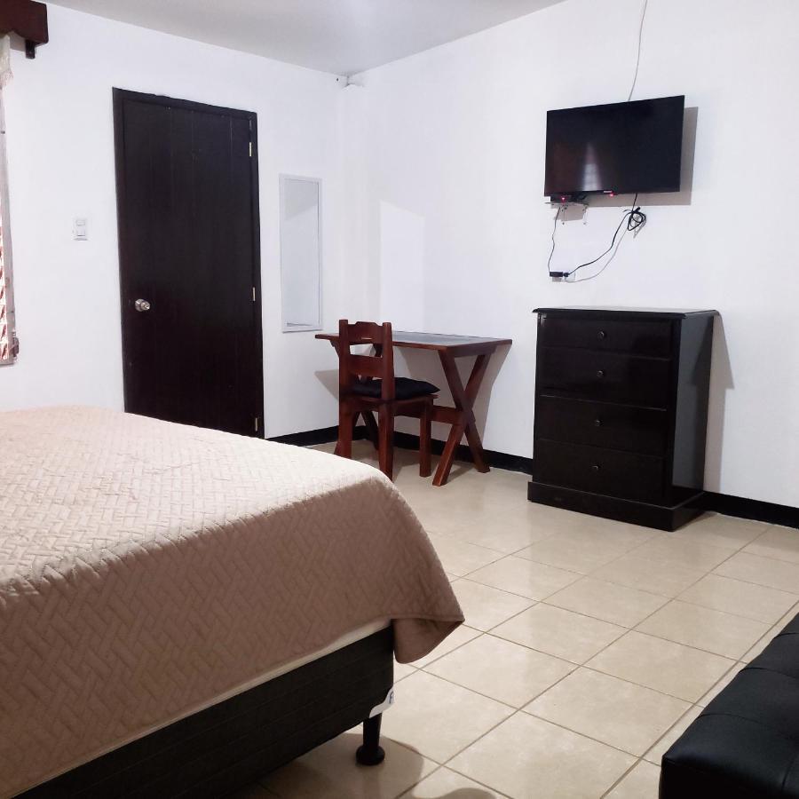 Judys Home - Bed And Breakfast Retalhuleu Ngoại thất bức ảnh