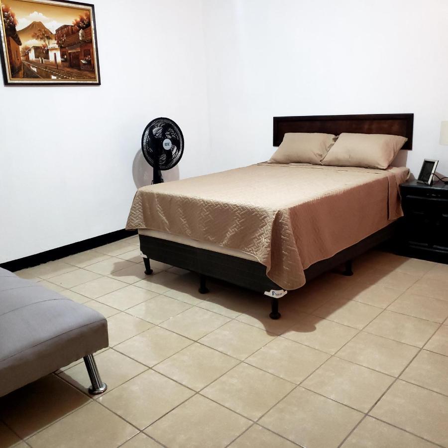 Judys Home - Bed And Breakfast Retalhuleu Ngoại thất bức ảnh