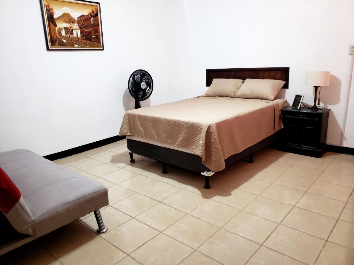 Judys Home - Bed And Breakfast Retalhuleu Ngoại thất bức ảnh